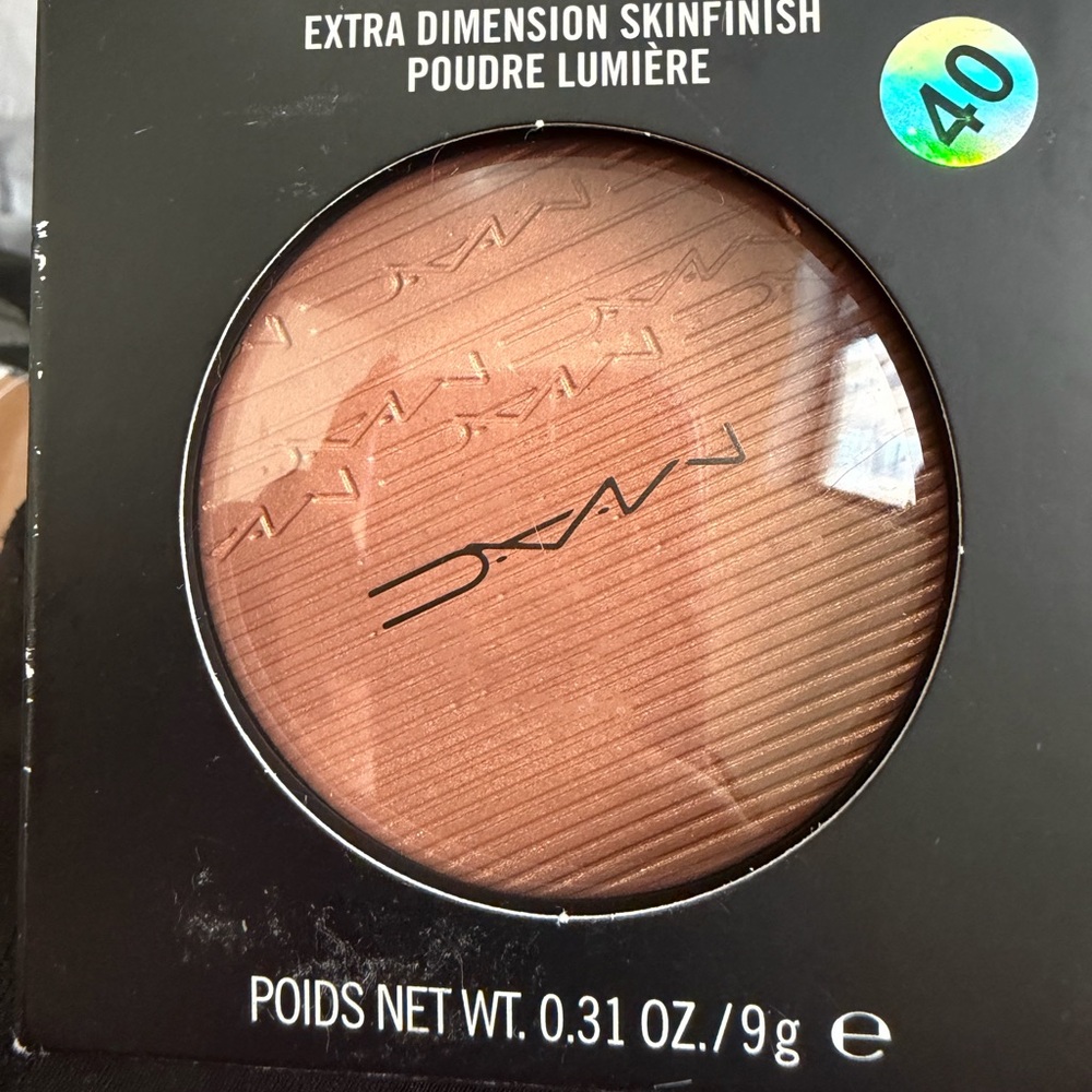Mac Extra Dimentional Skinfish pounder limiere pounder Glow with it color - Picture 3 of 3